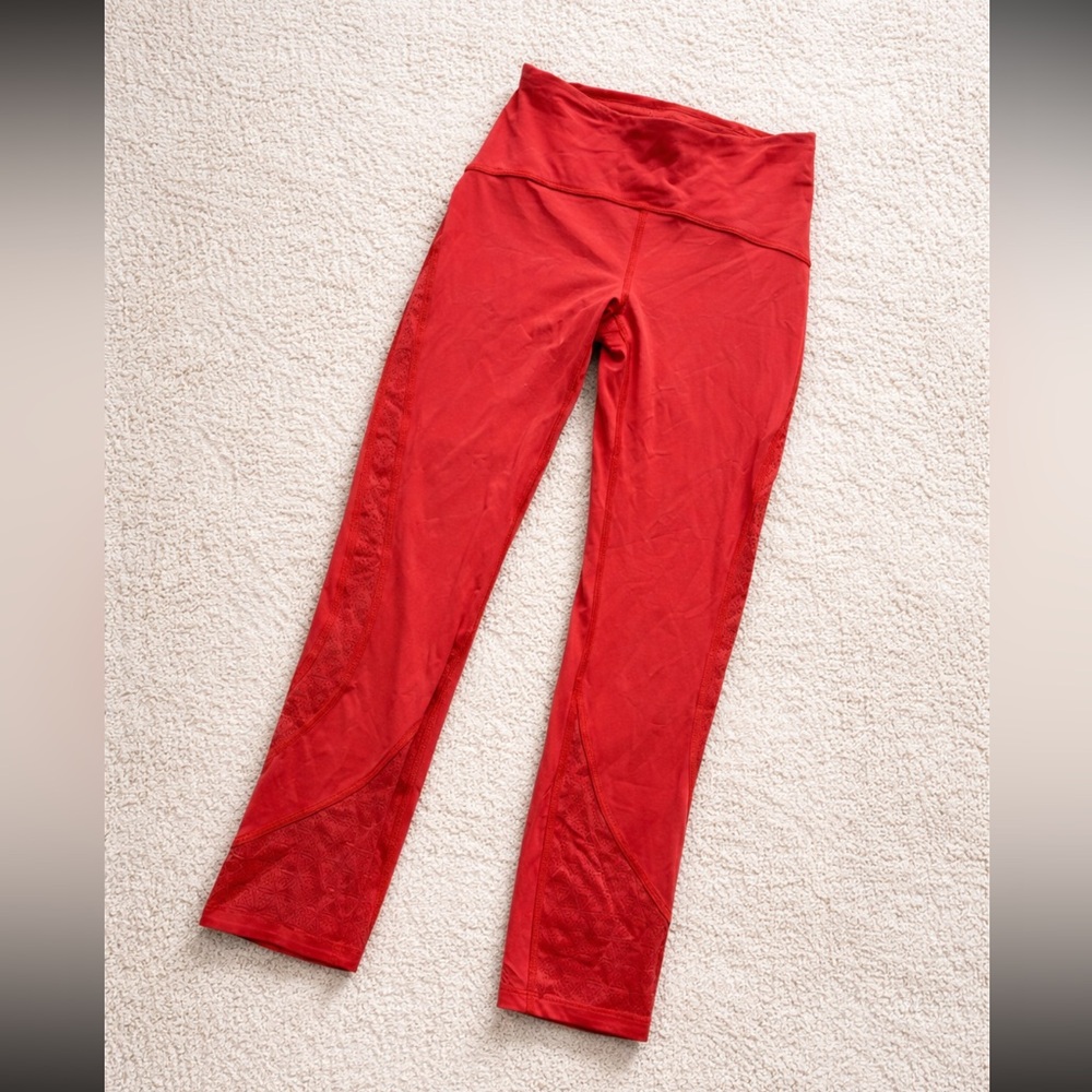 Lululemon Strength and Sweat Crop 23” leggings.